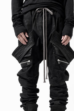 画像をギャラリービューアに読み込む, A.F ARTEFACT COATED FLAP-DETAIL SLIM CARGO PANTS / HI-STRETCH DENIM (BLACK)