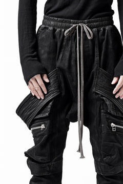 画像をギャラリービューアに読み込む, A.F ARTEFACT COATED FLAP-DETAIL SLIM CARGO PANTS / HI-STRETCH DENIM (BLACK)