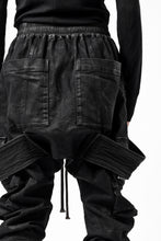 画像をギャラリービューアに読み込む, A.F ARTEFACT COATED FLAP-DETAIL SLIM CARGO PANTS / HI-STRETCH DENIM (BLACK)