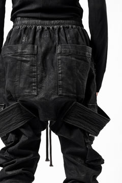 画像をギャラリービューアに読み込む, A.F ARTEFACT COATED FLAP-DETAIL SLIM CARGO PANTS / HI-STRETCH DENIM (BLACK)