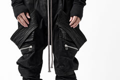 画像をギャラリービューアに読み込む, A.F ARTEFACT COATED FLAP-DETAIL SLIM CARGO PANTS / HI-STRETCH DENIM (BLACK)