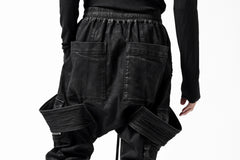 画像をギャラリービューアに読み込む, A.F ARTEFACT COATED FLAP-DETAIL SLIM CARGO PANTS / HI-STRETCH DENIM (BLACK)