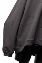 画像をギャラリービューアに読み込む, A.F ARTEFACT PYRA PATTERN PRINT CREW NECK TOPS (GREY)