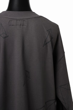 画像をギャラリービューアに読み込む, A.F ARTEFACT PYRA PATTERN PRINT CREW NECK TOPS (GREY)