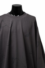 画像をギャラリービューアに読み込む, A.F ARTEFACT PYRA PATTERN PRINT CREW NECK TOPS (GREY)