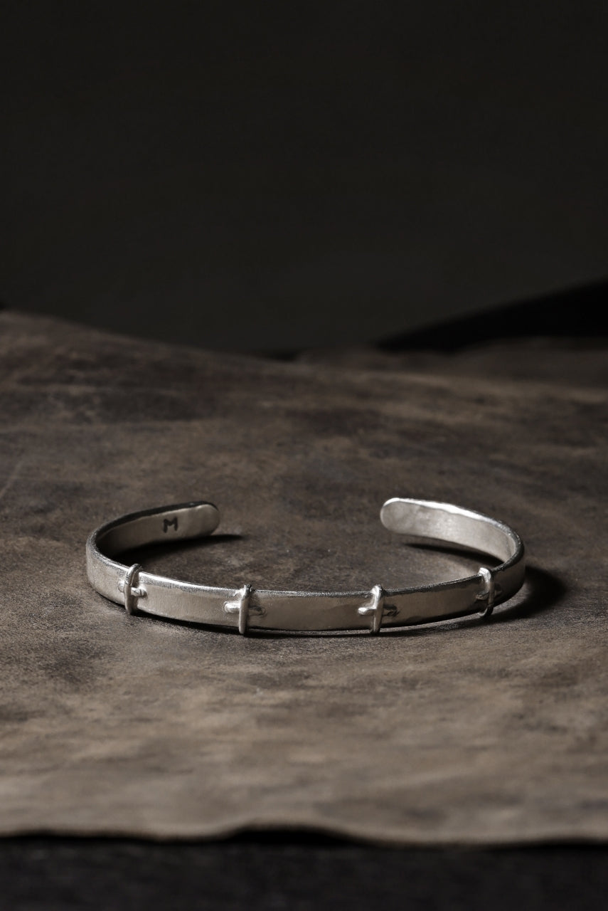 Load image into Gallery viewer, m.a+ thin silver stitched cross silver bangle / AB058 AG (SILVER)