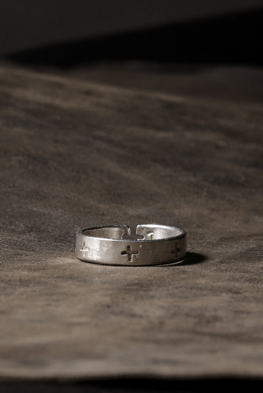 Load image into Gallery viewer, m.a+ multiple silver cross carved ring / AG050 AG (SILVER)