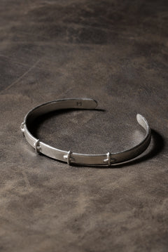 Load image into Gallery viewer, m.a+ thin silver stitched cross silver bangle / AB058 AG (SILVER)