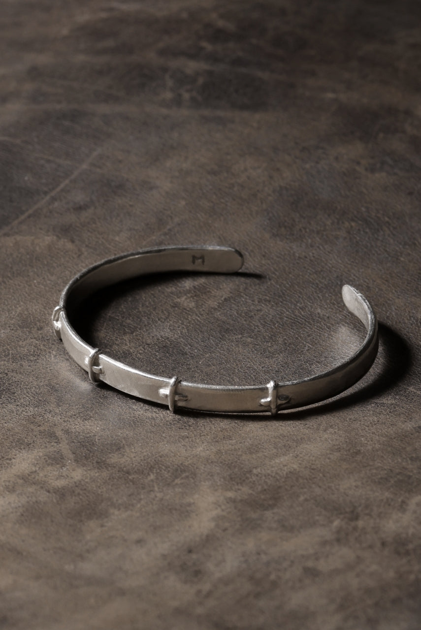 Load image into Gallery viewer, m.a+ thin silver stitched cross silver bangle / AB058 AG (SILVER)