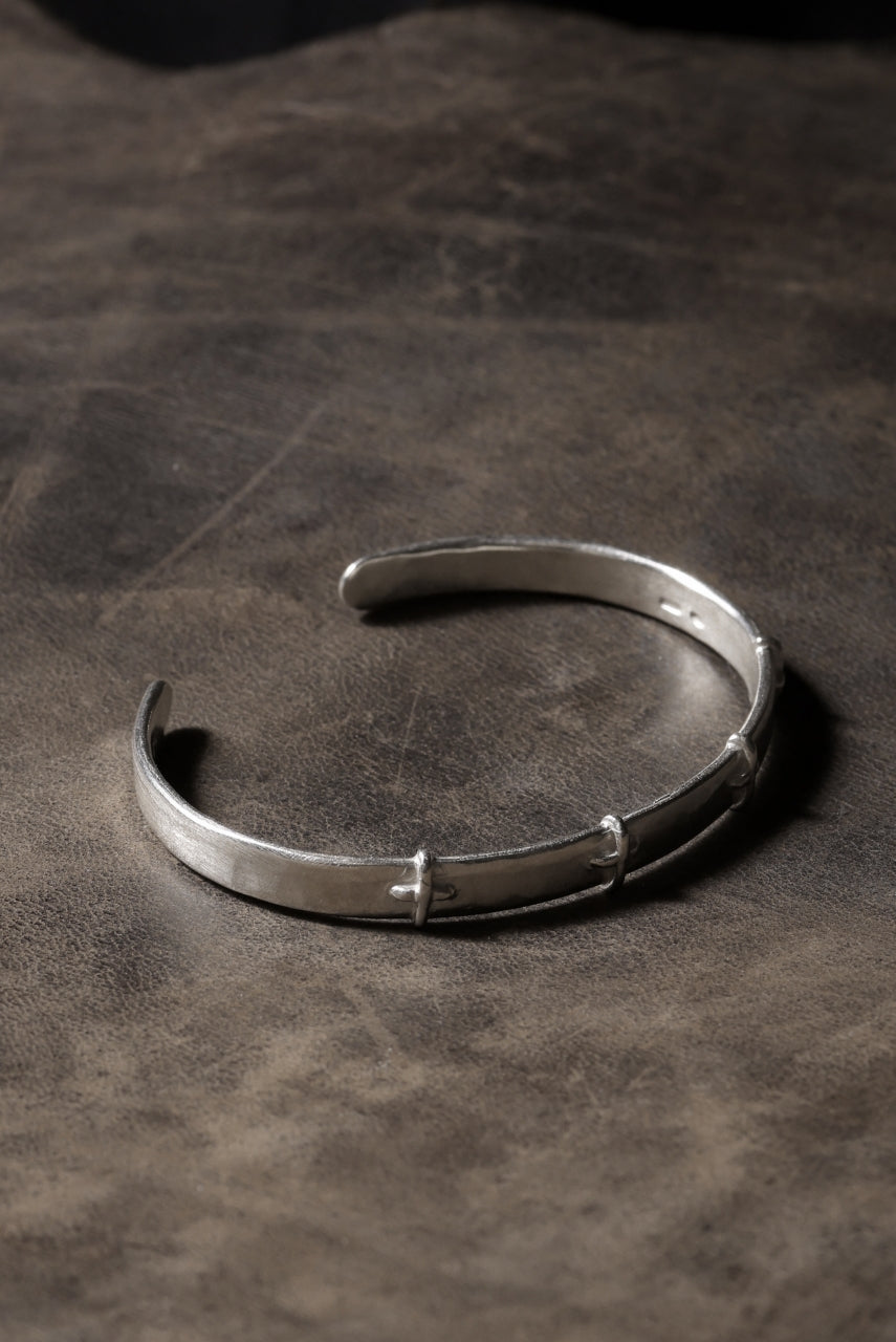 Load image into Gallery viewer, m.a+ thin silver stitched cross silver bangle / AB058 AG (SILVER)