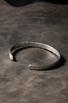 Load image into Gallery viewer, m.a+ thin silver stitched cross silver bangle / AB058 AG (SILVER)