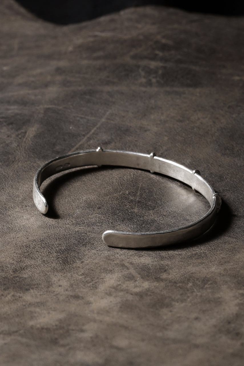 Load image into Gallery viewer, m.a+ thin silver stitched cross silver bangle / AB058 AG (SILVER)