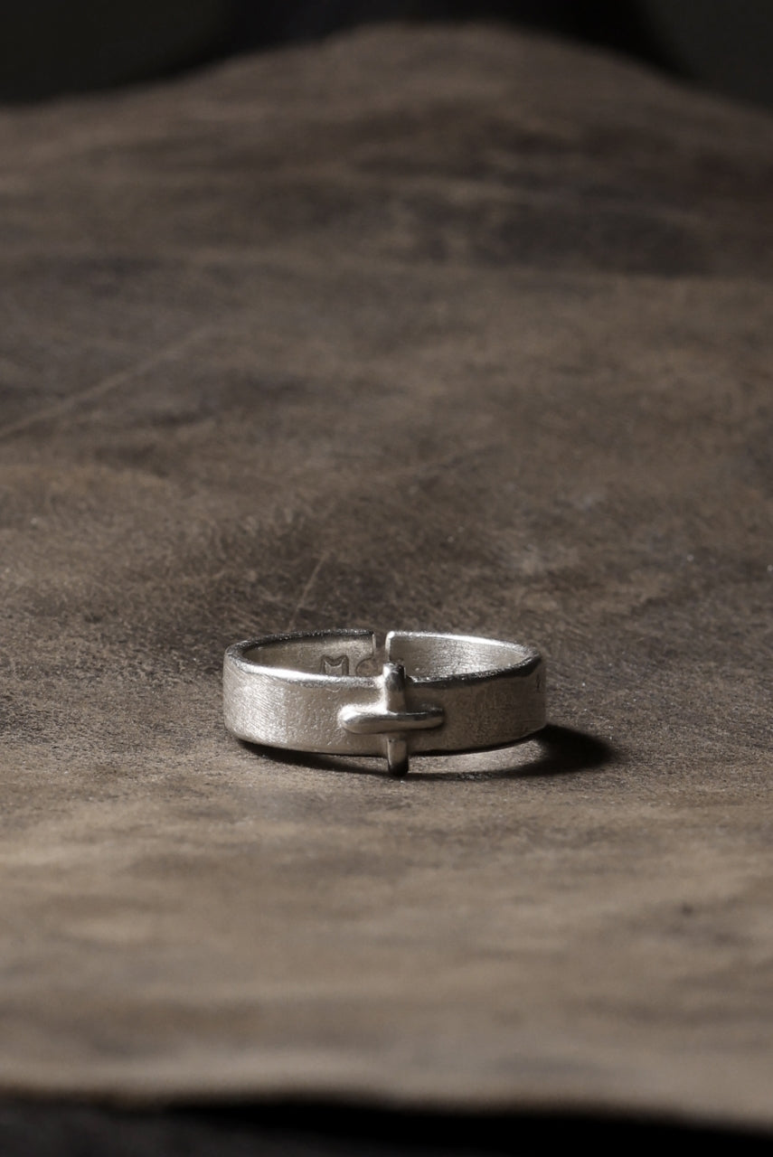 Load image into Gallery viewer, m.a+ silver stitched cross ring / AG058 AG (SILVER)