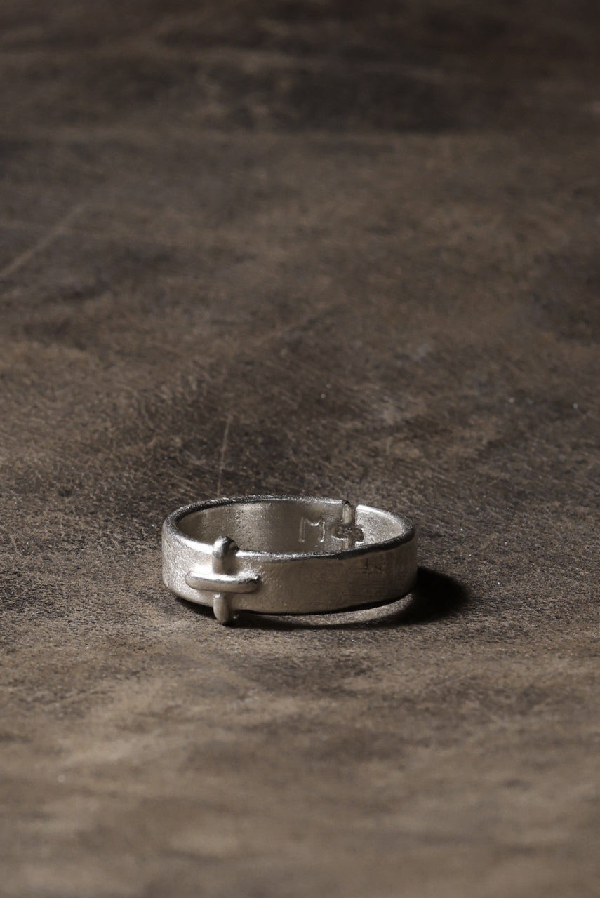 Load image into Gallery viewer, m.a+ silver stitched cross ring / AG058 AG (SILVER)