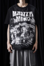 Load image into Gallery viewer, mastermind JAPAN x TRIPPY MIKIO ART S/S TEE ROCK STARS (BLACK)
