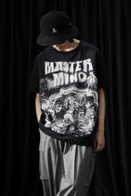 Load image into Gallery viewer, mastermind JAPAN x TRIPPY MIKIO ART S/S TEE ROCK STARS (BLACK)
