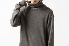 Load image into Gallery viewer, KLASICA SMOKE TURTLE NECK KNIT SWEAT TOP / WEANER WOOL RIB (FAWN)