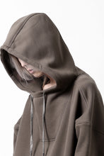 Load image into Gallery viewer, FIRST AID TO THE INJURED &quot;TABEO&quot; HALF SLEEVE PARKA / BRUSHED US SWEAT &amp; FLEECE (FOSSIL)
