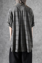 Load image into Gallery viewer, KLASICA RELAXED FIT H/S SHIRTS / DRAPE &amp; SMOOTH TEXTILE (GRAYSH DYE CHECK)