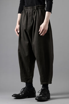 Load image into Gallery viewer, YUTA MATSUOKA dirts tapered trousers / sulfur dyed cotton linen gabardine (brown)