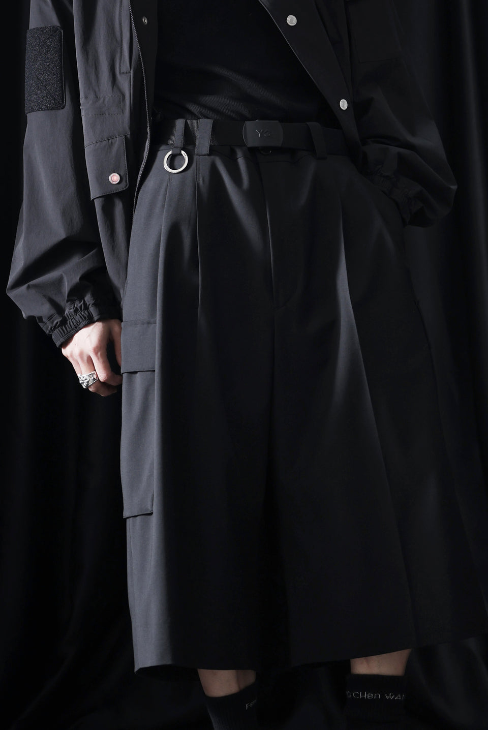 Load image into Gallery viewer, TARO HORIUCHI / th products Wide Cargo Shorts / 2Way Stretch W/P Tropical (black)