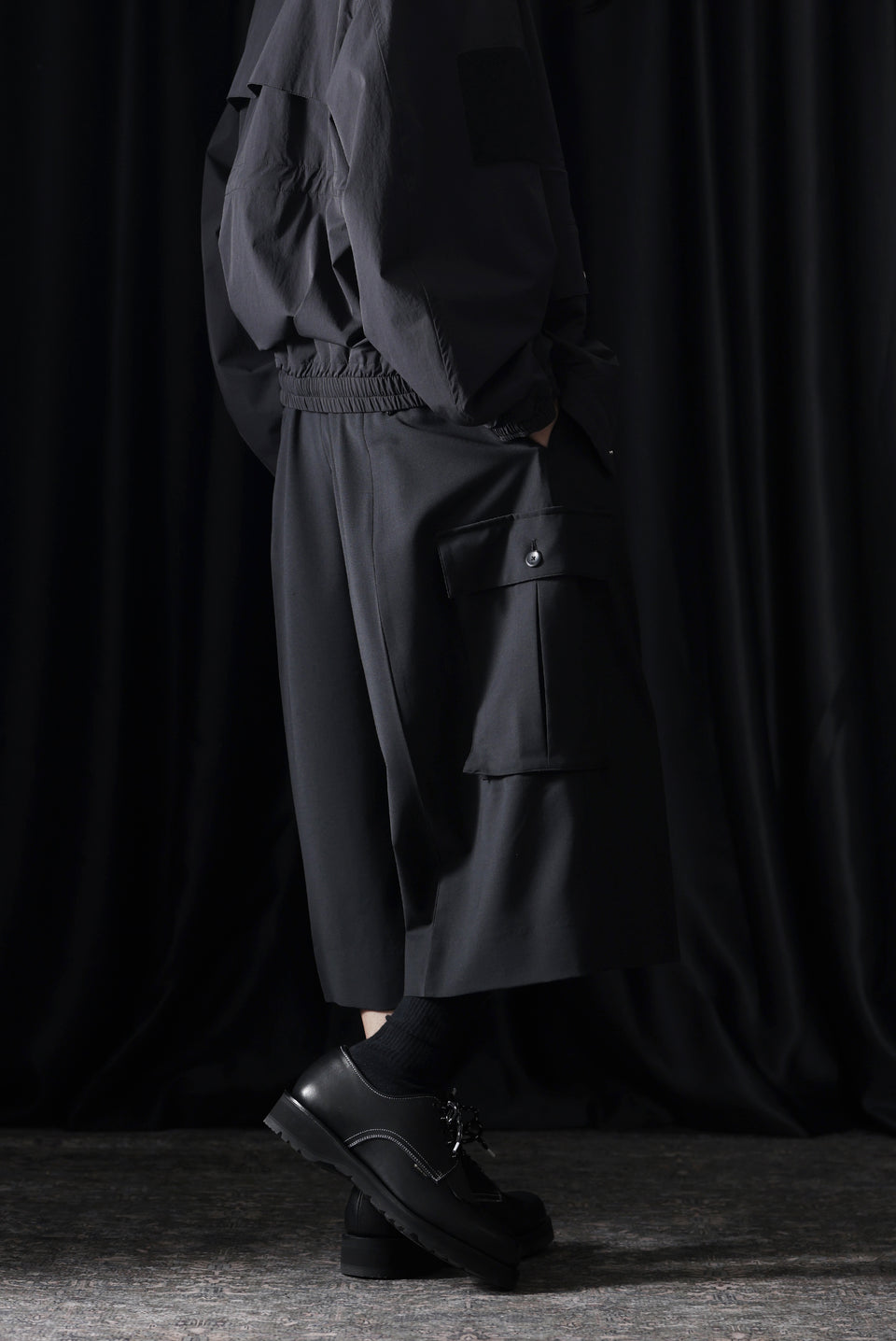 Load image into Gallery viewer, TARO HORIUCHI / th products Wide Cargo Shorts / 2Way Stretch W/P Tropical (black)