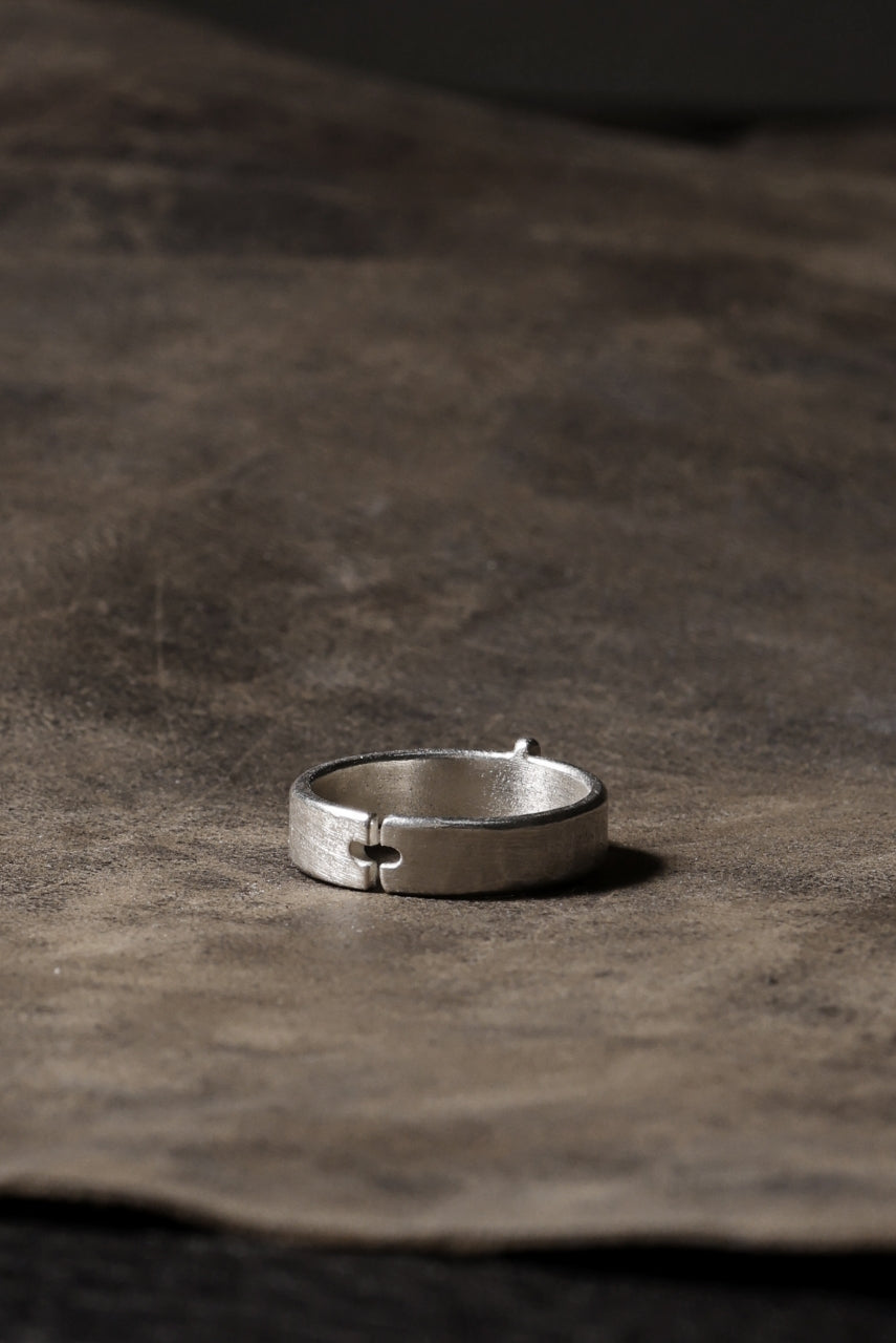 Load image into Gallery viewer, m.a+ silver stitched cross ring / AG058 AG (SILVER)