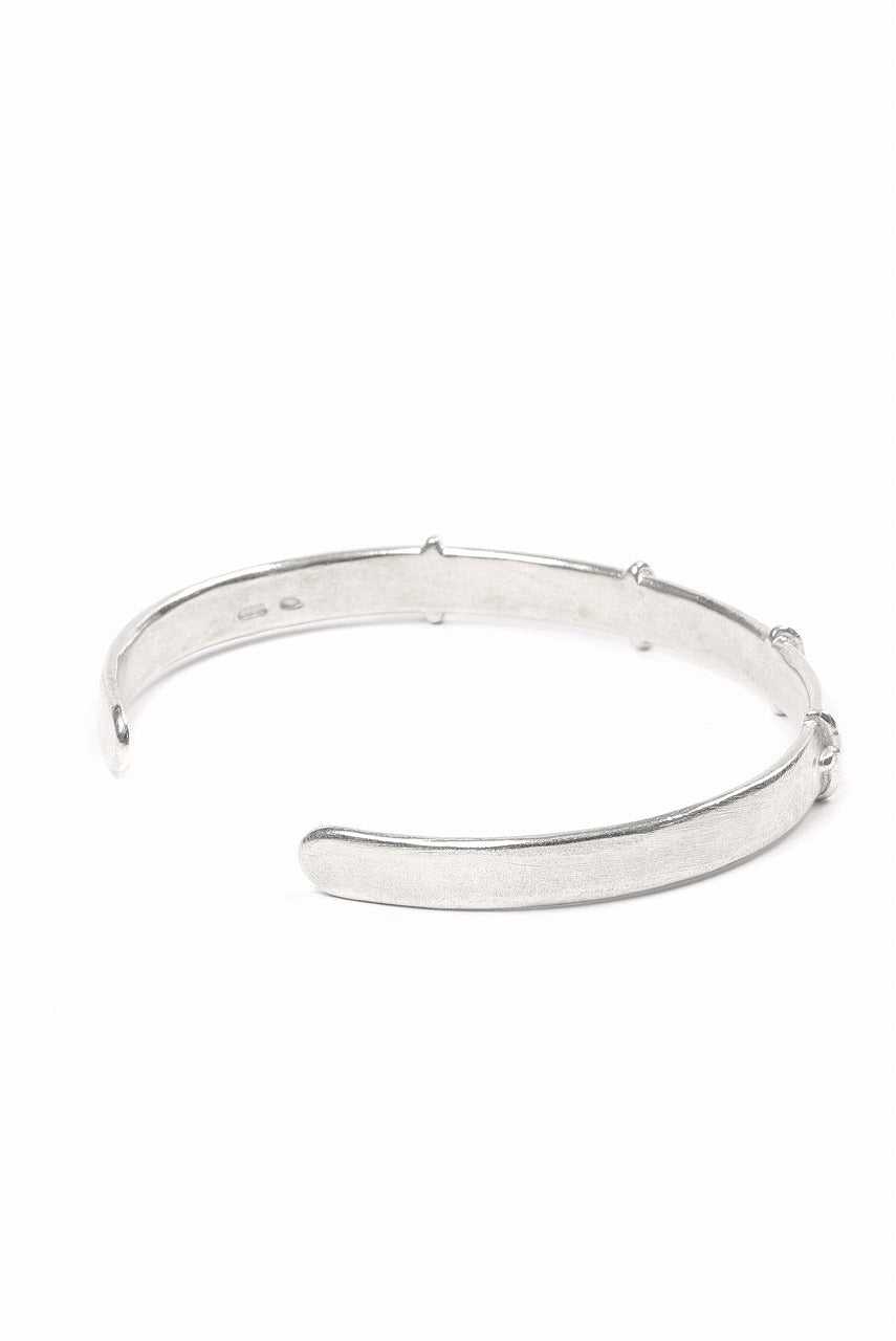 Load image into Gallery viewer, m.a+ thin silver stitched cross silver bangle / AB058 AG (SILVER)