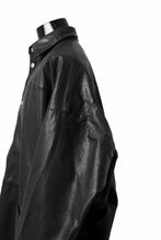 Load image into Gallery viewer, A.F ARTEFACT SNAPPED COCOON SHIRT-JACKET / SOFT GOAT LEATHER (BLACK)