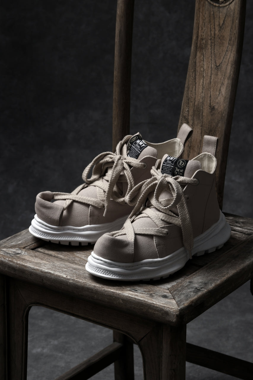 Load image into Gallery viewer, beauty : beast ROLL-TONGUE STAINNING SHOES feat. Maison MIHARA YASUHIRO (BEIGE x BEIGE)