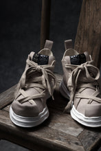 Load image into Gallery viewer, beauty : beast ROLL-TONGUE STAINNING SHOES feat. Maison MIHARA YASUHIRO (BEIGE x BEIGE)