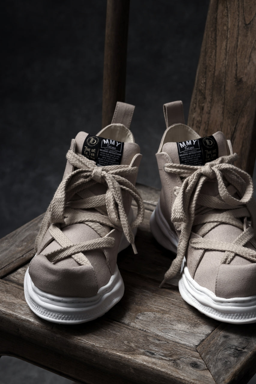 Load image into Gallery viewer, beauty : beast ROLL-TONGUE STAINNING SHOES feat. Maison MIHARA YASUHIRO (BEIGE x BEIGE)