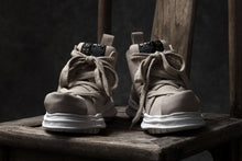 Load image into Gallery viewer, beauty : beast ROLL-TONGUE STAINNING SHOES feat. Maison MIHARA YASUHIRO (BEIGE x BEIGE)
