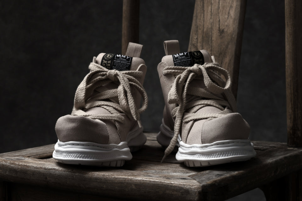 Load image into Gallery viewer, beauty : beast ROLL-TONGUE STAINNING SHOES feat. Maison MIHARA YASUHIRO (BEIGE x BEIGE)
