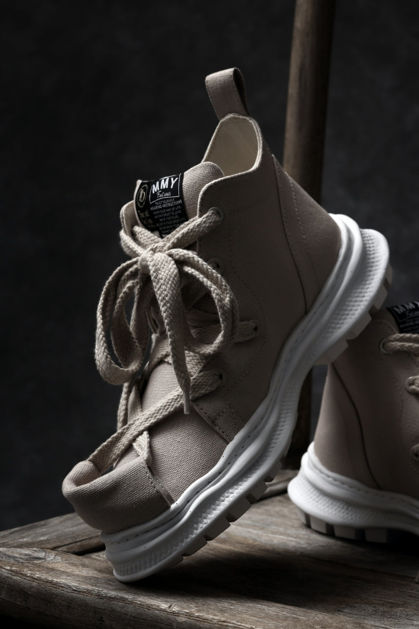 Load image into Gallery viewer, beauty : beast ROLL-TONGUE STAINNING SHOES feat. Maison MIHARA YASUHIRO (BEIGE x BEIGE)