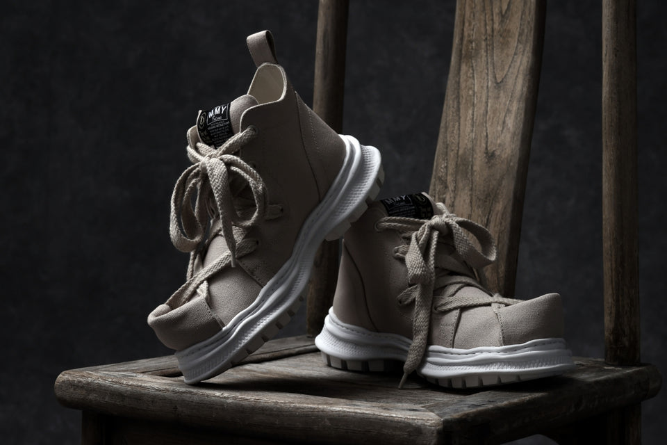 Load image into Gallery viewer, beauty : beast ROLL-TONGUE STAINNING SHOES feat. Maison MIHARA YASUHIRO (BEIGE x BEIGE)