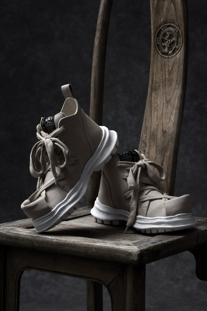 Load image into Gallery viewer, beauty : beast ROLL-TONGUE STAINNING SHOES feat. Maison MIHARA YASUHIRO (BEIGE x BEIGE)