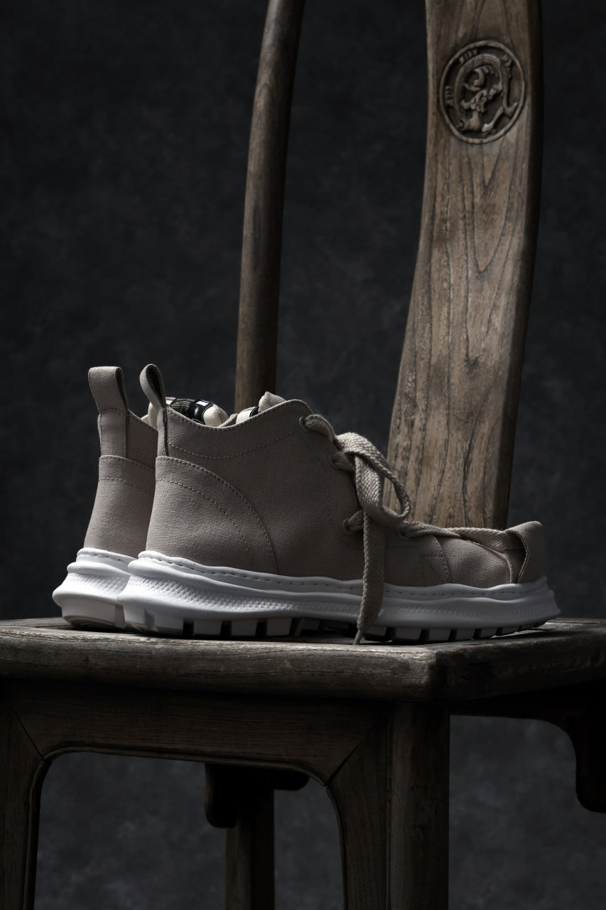 Load image into Gallery viewer, beauty : beast ROLL-TONGUE STAINNING SHOES feat. Maison MIHARA YASUHIRO (BEIGE x BEIGE)