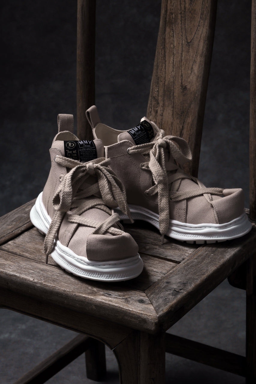 Load image into Gallery viewer, beauty : beast ROLL-TONGUE STAINNING SHOES feat. Maison MIHARA YASUHIRO (BEIGE x BEIGE)