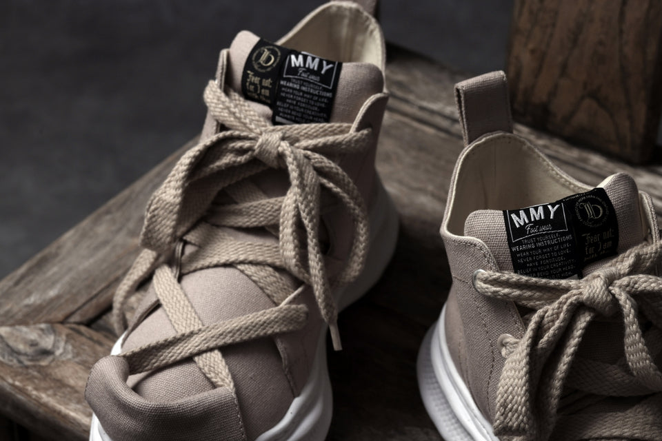 Load image into Gallery viewer, beauty : beast ROLL-TONGUE STAINNING SHOES feat. Maison MIHARA YASUHIRO (BEIGE x BEIGE)