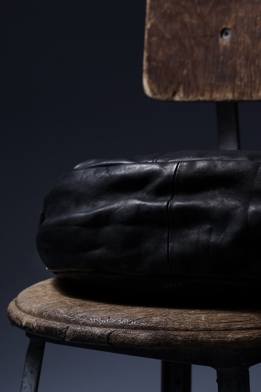 ISAMU KATAYAMA BACKLASH SHOULDER BAG / OBJECT DYED DOUBLE SHOULDER LEATHER (BLACK)