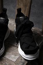 Load image into Gallery viewer, beauty : beast ROLL-TONGUE STAINNING SHOES feat. Maison MIHARA YASUHIRO (BLACK x BLACK)