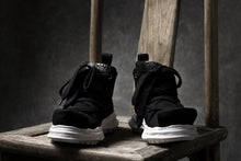 Load image into Gallery viewer, beauty : beast ROLL-TONGUE STAINNING SHOES feat. Maison MIHARA YASUHIRO (BLACK x BLACK)