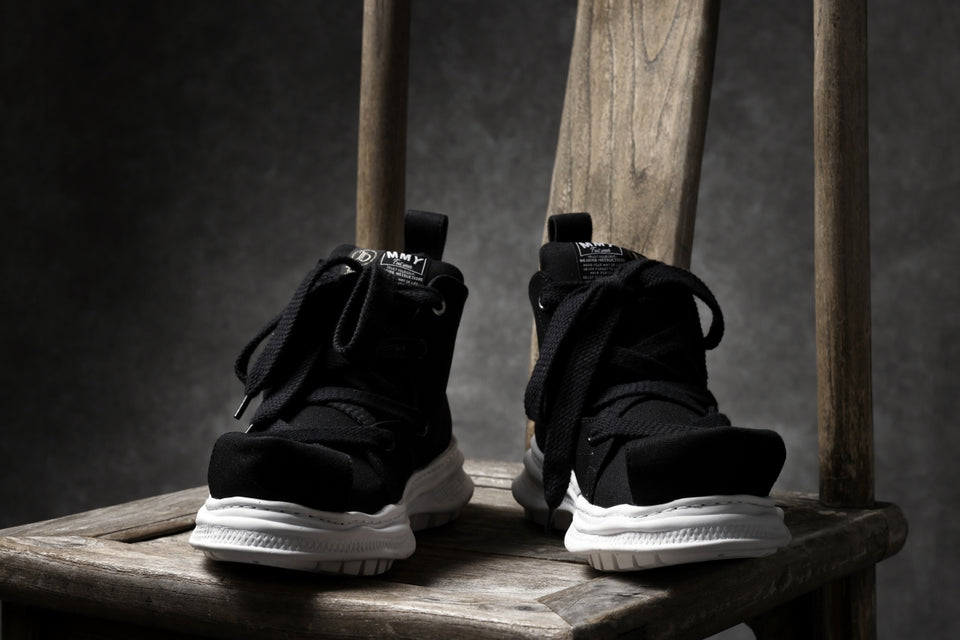 Load image into Gallery viewer, beauty : beast ROLL-TONGUE STAINNING SHOES feat. Maison MIHARA YASUHIRO (BLACK x BLACK)