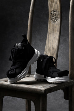 Load image into Gallery viewer, beauty : beast ROLL-TONGUE STAINNING SHOES feat. Maison MIHARA YASUHIRO (BLACK x BLACK)