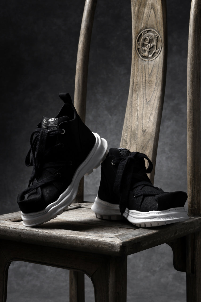Load image into Gallery viewer, beauty : beast ROLL-TONGUE STAINNING SHOES feat. Maison MIHARA YASUHIRO (BLACK x BLACK)