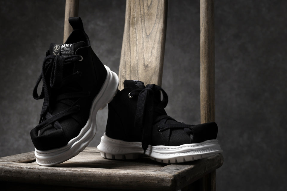 Load image into Gallery viewer, beauty : beast ROLL-TONGUE STAINNING SHOES feat. Maison MIHARA YASUHIRO (BLACK x BLACK)