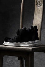 Load image into Gallery viewer, beauty : beast ROLL-TONGUE STAINNING SHOES feat. Maison MIHARA YASUHIRO (BLACK x BLACK)