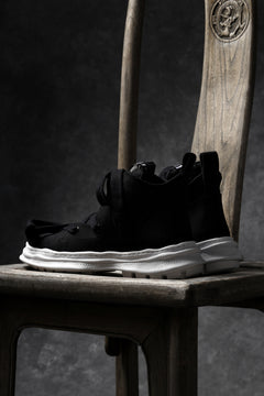 Load image into Gallery viewer, beauty : beast ROLL-TONGUE STAINNING SHOES feat. Maison MIHARA YASUHIRO (BLACK x BLACK)