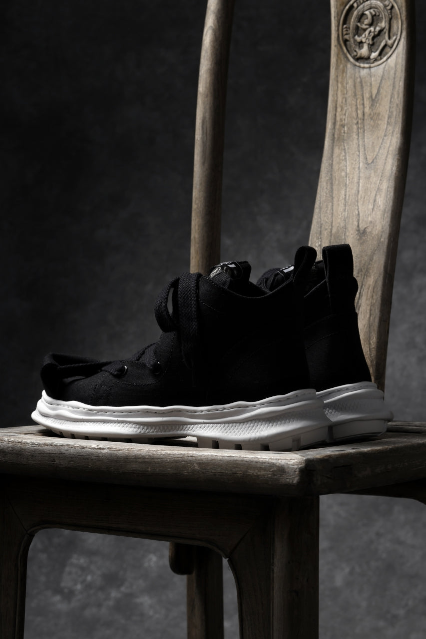 Load image into Gallery viewer, beauty : beast ROLL-TONGUE STAINNING SHOES feat. Maison MIHARA YASUHIRO (BLACK x BLACK)
